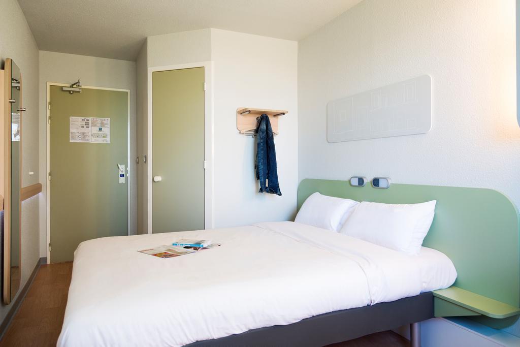 Ibis Budget Granville Bagian luar foto